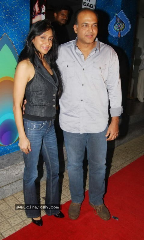 Bolly Celebs at Robot Premiere - 43 / 70 photos