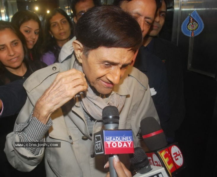 Bolly Celebs at Robot Premiere - 47 / 70 photos