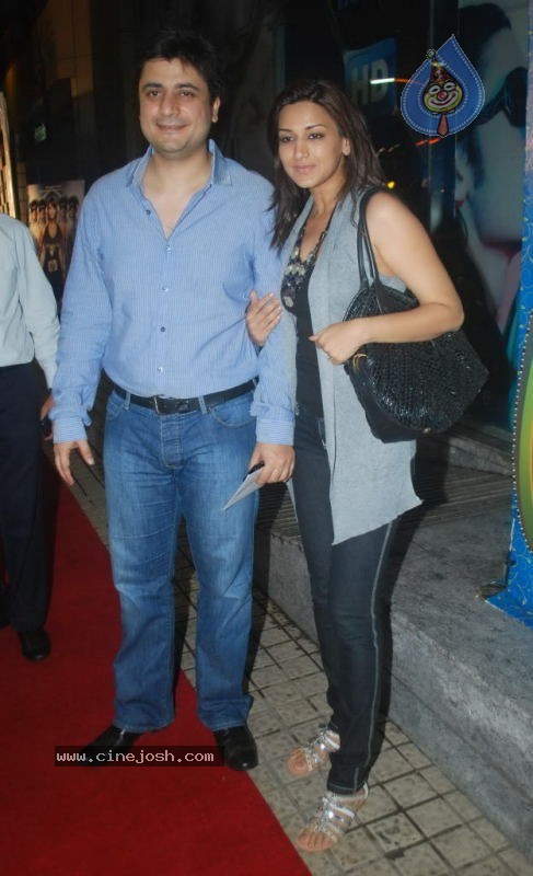 Bolly Celebs at Robot Premiere - 60 / 70 photos