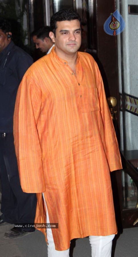 Bolly Celebs at Rohit Shetty Sister Wedding Reception - 59 / 59 photos