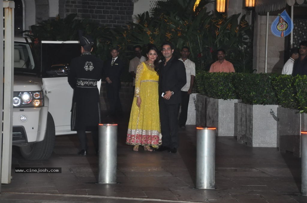 Bolly Celebs at Saif-Kareena Wedding Party - 38 / 80 photos