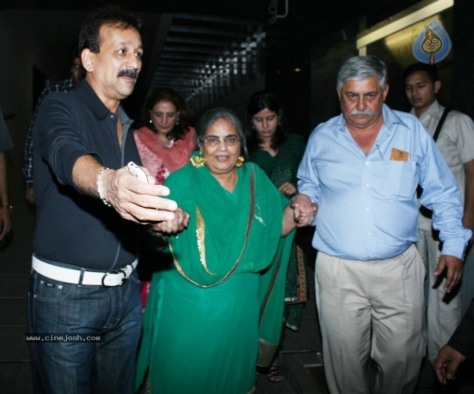 Bolly Celebs at Salman Khan Family Bash - 7 / 32 photos
