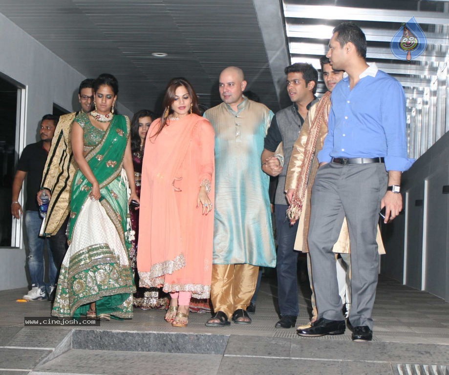 Bolly Celebs at Salman Khan Family Bash - 10 / 32 photos