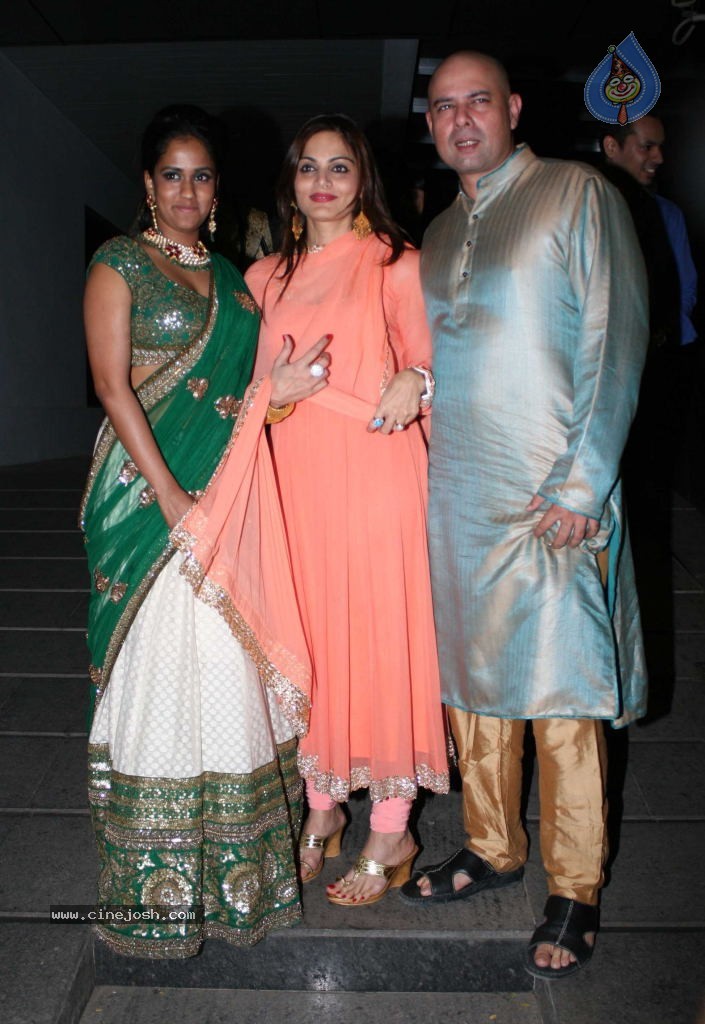Bolly Celebs at Salman Khan Family Bash - 14 / 32 photos