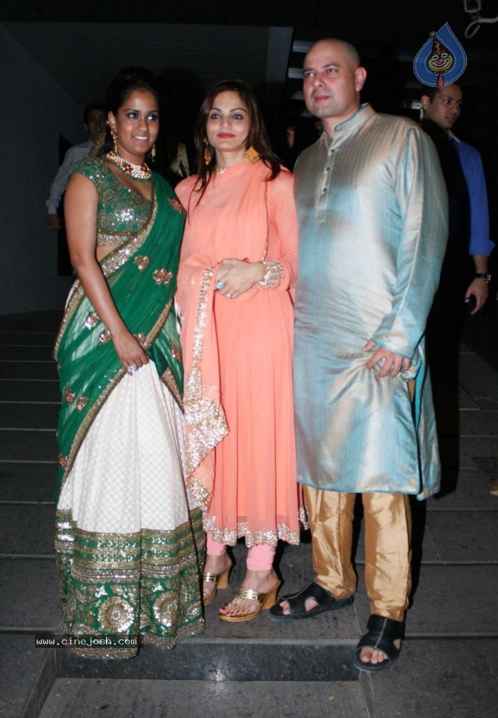 Bolly Celebs at Salman Khan Family Bash - 15 / 32 photos