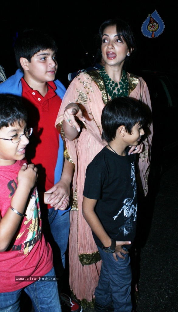 Bolly Celebs at Salman Khan Family Bash - 24 / 32 photos