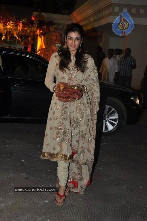 Bolly Celebs at Sanjay Dutt Mata Ki Chauki Event - 23 / 47 photos