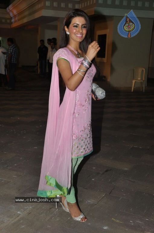 Bolly Celebs at Sanjay Dutt Mata Ki Chauki Event - 37 / 47 photos