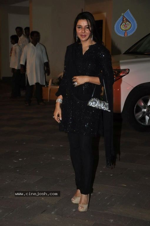 Bolly Celebs at Sanjay Dutt Mata Ki Chauki Event - 45 / 47 photos