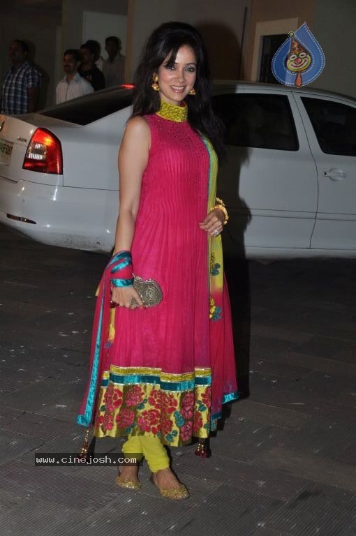 Bolly Celebs at Sanjay Dutt Mata Ki Chauki Event - 46 / 47 photos