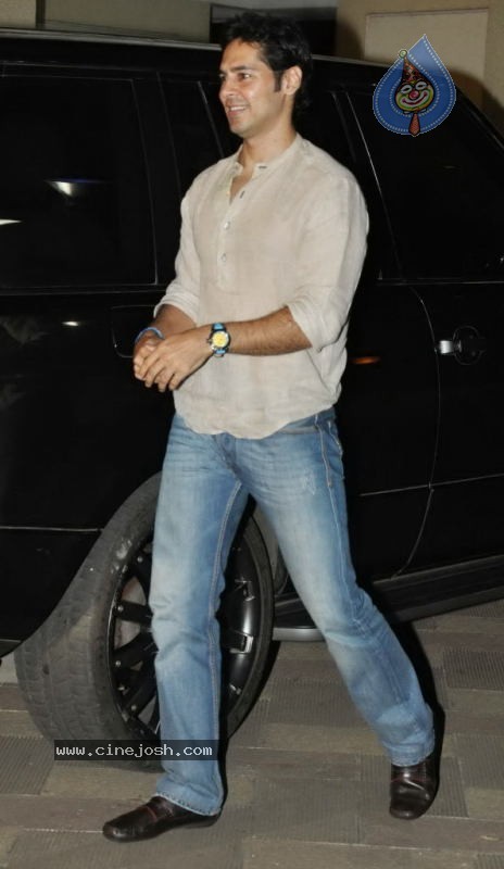 Bolly Celebs at Sanjay Dutt Mata ki Chowki Event - 29 / 129 photos