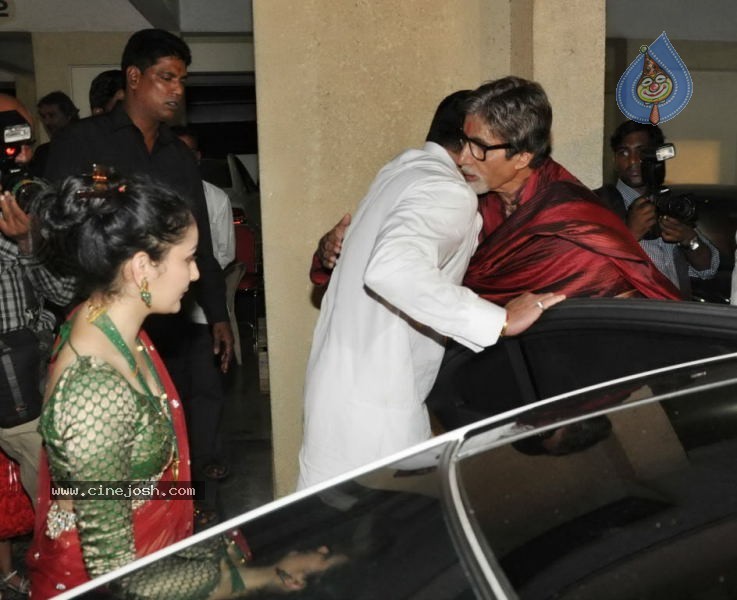 Bolly Celebs at Sanjay Dutt Mata ki Chowki Event - 40 / 129 photos