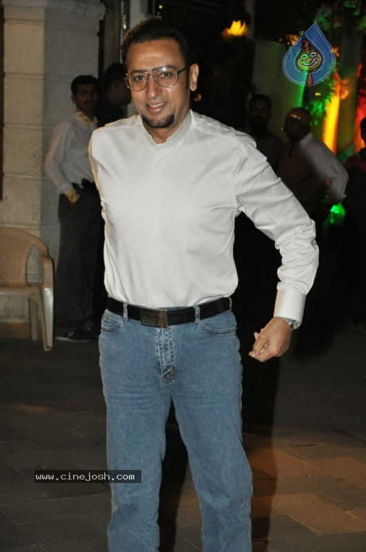 Bolly Celebs at Sanjay Dutt Mata ki Chowki Event - 46 / 129 photos