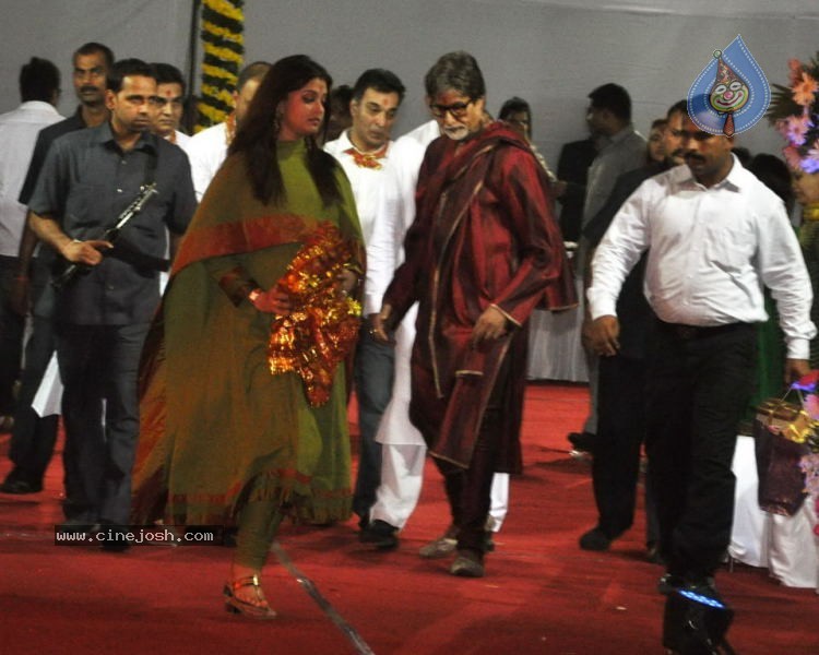 Bolly Celebs at Sanjay Dutt Mata ki Chowki Event - 78 / 129 photos