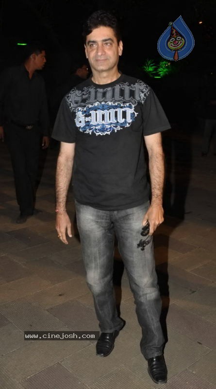 Bolly Celebs at Sanjay Dutt Mata ki Chowki Event - 86 / 129 photos