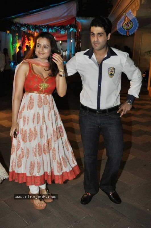 Bolly Celebs at Sanjay Dutt Mata ki Chowki Event - 91 / 129 photos