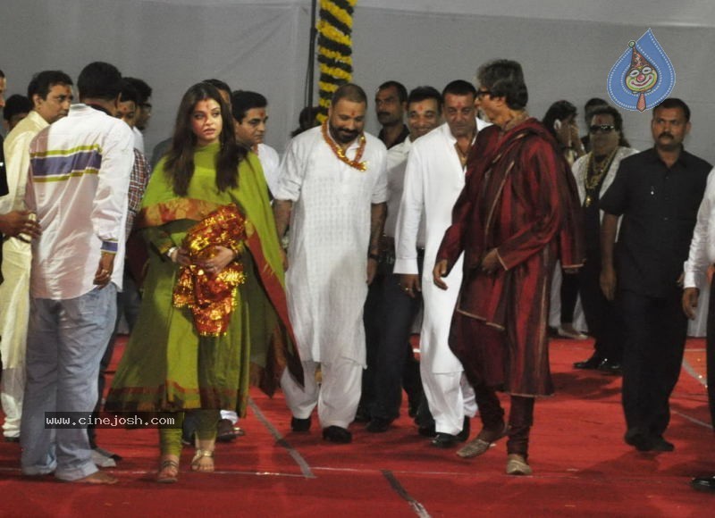 Bolly Celebs at Sanjay Dutt Mata ki Chowki Event - 98 / 129 photos