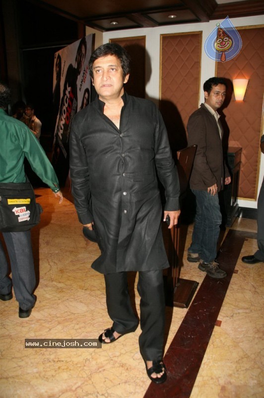 Bolly Celebs at Sanjay Dutt's Iftar Party - 4 / 78 photos