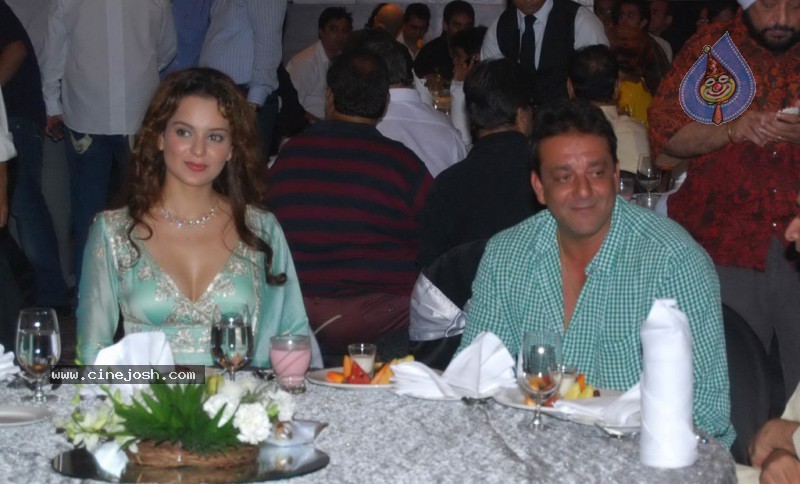 Bolly Celebs at Sanjay Dutt's Iftar Party - 7 / 78 photos