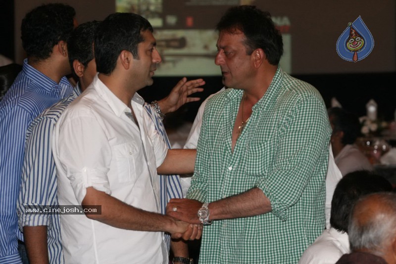 Bolly Celebs at Sanjay Dutt's Iftar Party - 8 / 78 photos