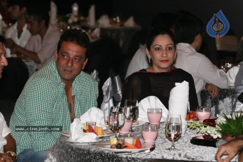 Bolly Celebs at Sanjay Dutt's Iftar Party - 11 / 78 photos