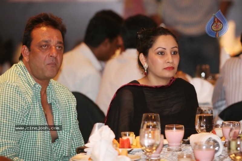 Bolly Celebs at Sanjay Dutt's Iftar Party - 14 / 78 photos