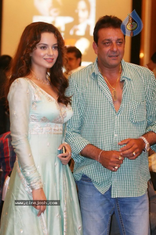 Bolly Celebs at Sanjay Dutt's Iftar Party - 16 / 78 photos