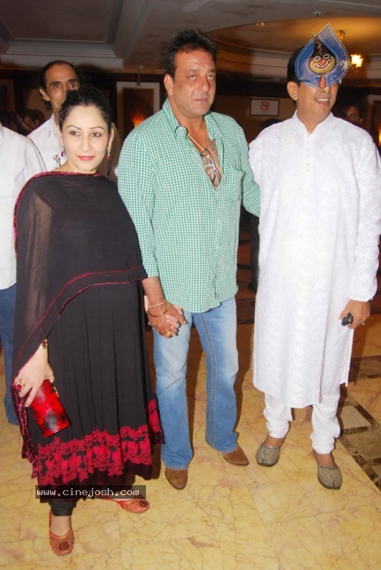 Bolly Celebs at Sanjay Dutt's Iftar Party - 21 / 78 photos