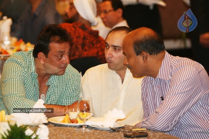 Bolly Celebs at Sanjay Dutt's Iftar Party - 24 / 78 photos