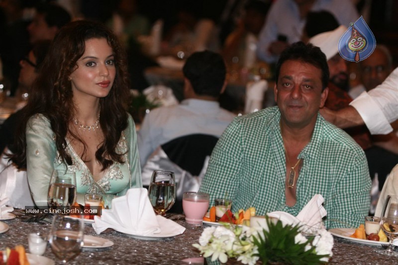 Bolly Celebs at Sanjay Dutt's Iftar Party - 33 / 78 photos