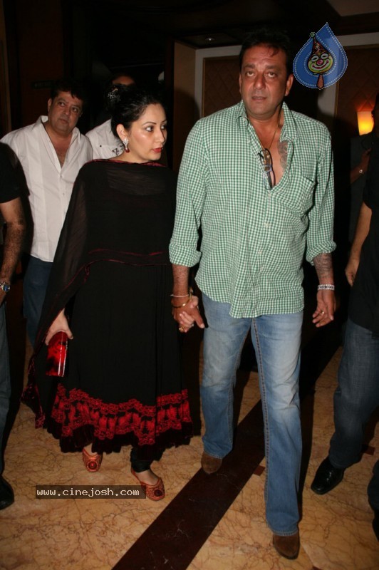 Bolly Celebs at Sanjay Dutt's Iftar Party - 37 / 78 photos