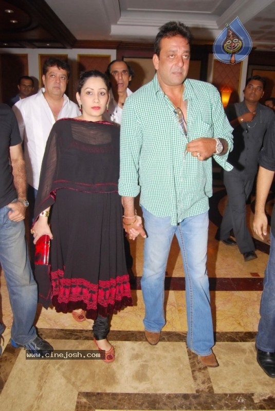 Bolly Celebs at Sanjay Dutt's Iftar Party - 42 / 78 photos