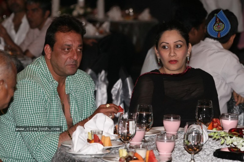 Bolly Celebs at Sanjay Dutt's Iftar Party - 44 / 78 photos