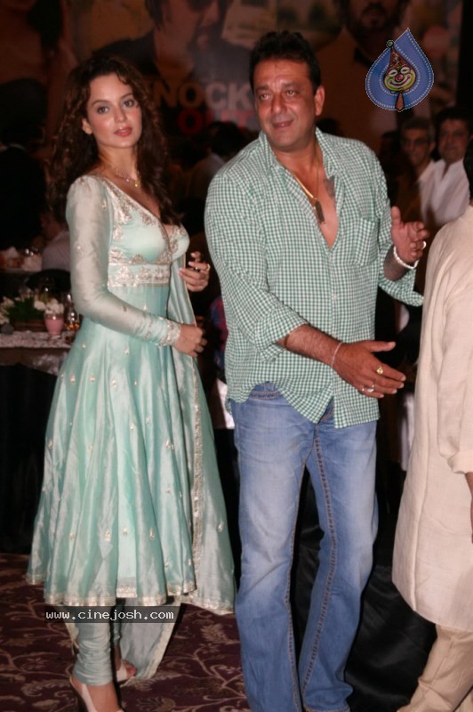 Bolly Celebs at Sanjay Dutt's Iftar Party - 52 / 78 photos