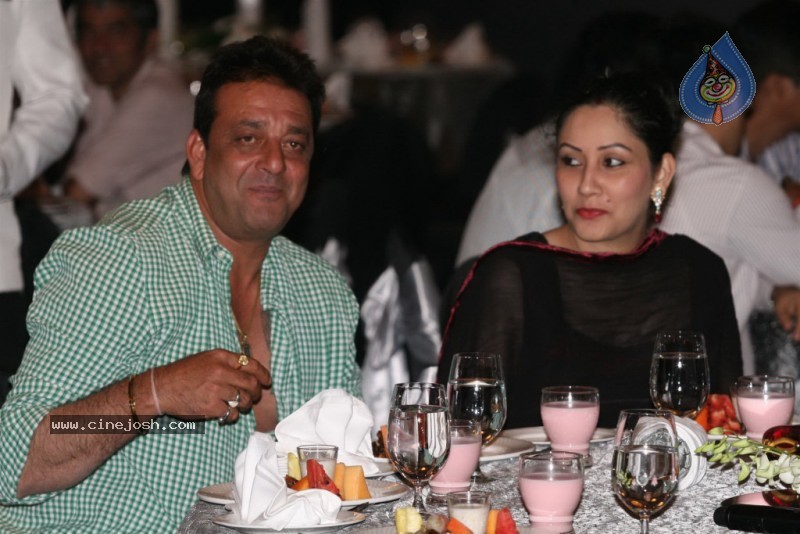 Bolly Celebs at Sanjay Dutt's Iftar Party - 53 / 78 photos