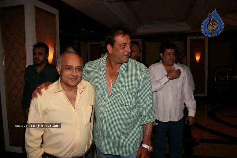 Bolly Celebs at Sanjay Dutt's Iftar Party - 61 / 78 photos