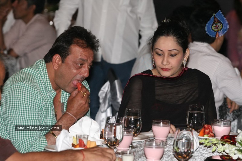 Bolly Celebs at Sanjay Dutt's Iftar Party - 67 / 78 photos