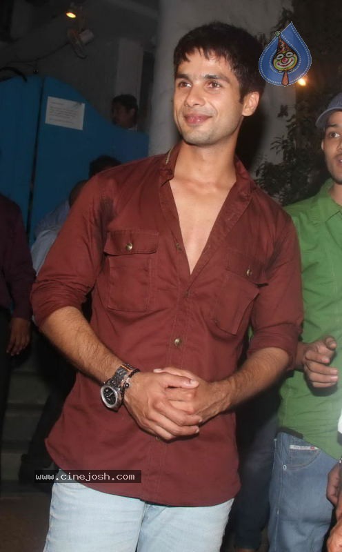 Bolly Celebs at Shahid Kapoor Birthday Bash - 17 / 56 photos