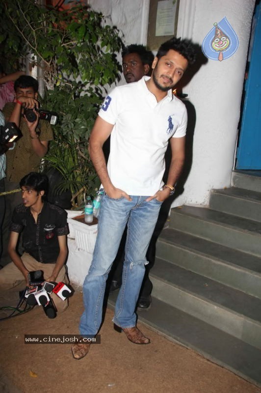 Bolly Celebs at Shahid Kapoor Birthday Bash - 28 / 56 photos