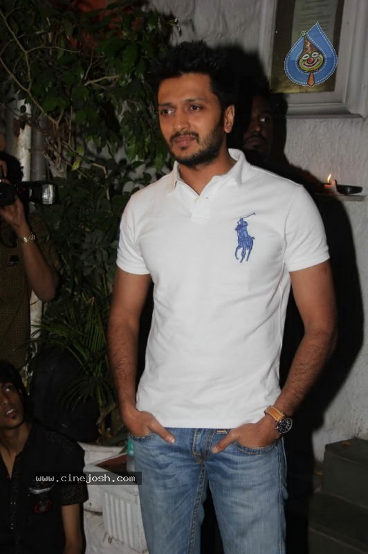 Bolly Celebs at Shahid Kapoor Birthday Bash - 54 / 56 photos