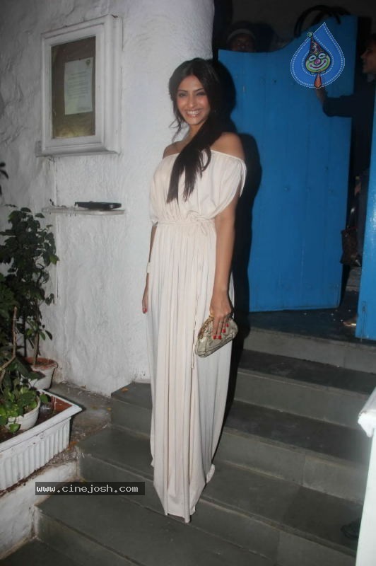 Bolly Celebs at Shahid Kapoor Birthday Bash - 55 / 56 photos