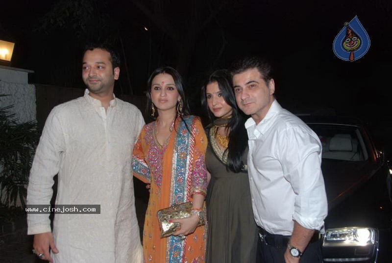 Bolly Celebs at Shilpa Shetty Diwali Party - 23 / 81 photos