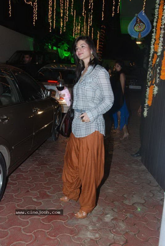 Bolly Celebs at Shilpa Shetty Diwali Party - 44 / 81 photos