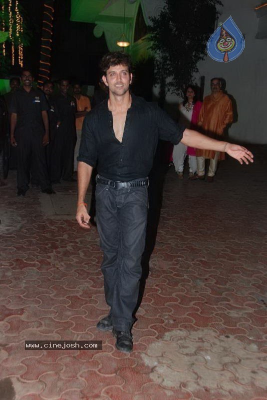 Bolly Celebs at Shilpa Shetty Diwali Party - 56 / 81 photos