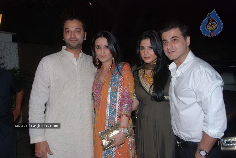 Bolly Celebs at Shilpa Shetty Diwali Party - 65 / 81 photos