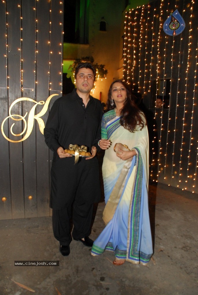 Bolly Celebs at Shilpa Shetty Diwali Party - 24 / 47 photos