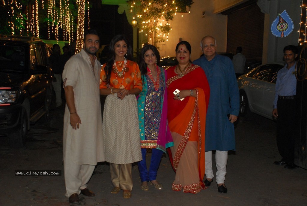 Bolly Celebs at Shilpa Shetty Diwali Party - 32 / 47 photos