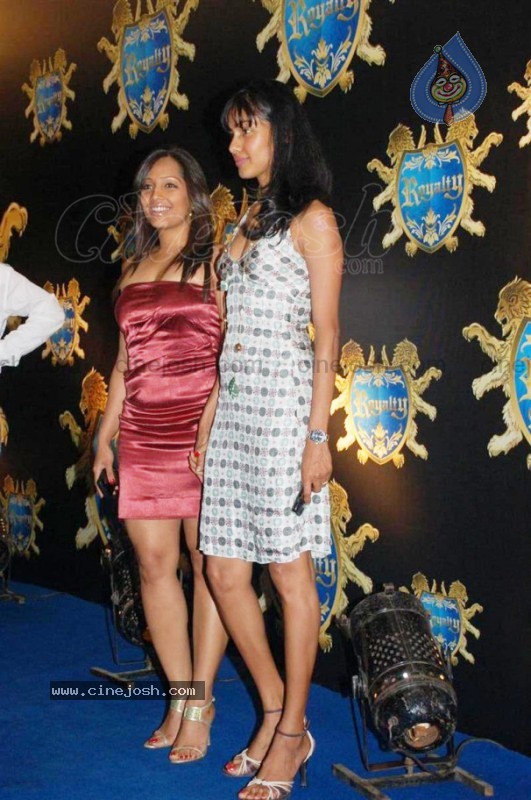 Bolly Celebs at Shilpa Shetty's Royalty Pub Launch - 38 / 42 photos