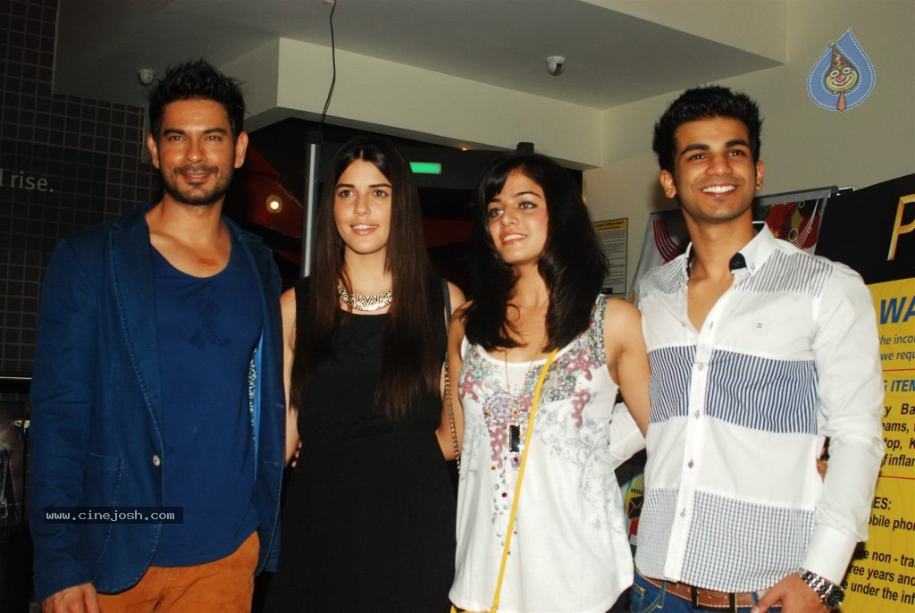 Bolly Celebs at Sixteen Premiere  - 25 / 75 photos