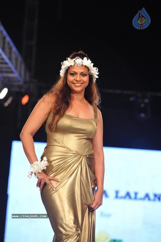 Bolly Celebs at Smile Foundation 5th Edition Charity Fashion Show - 43 / 228 photos